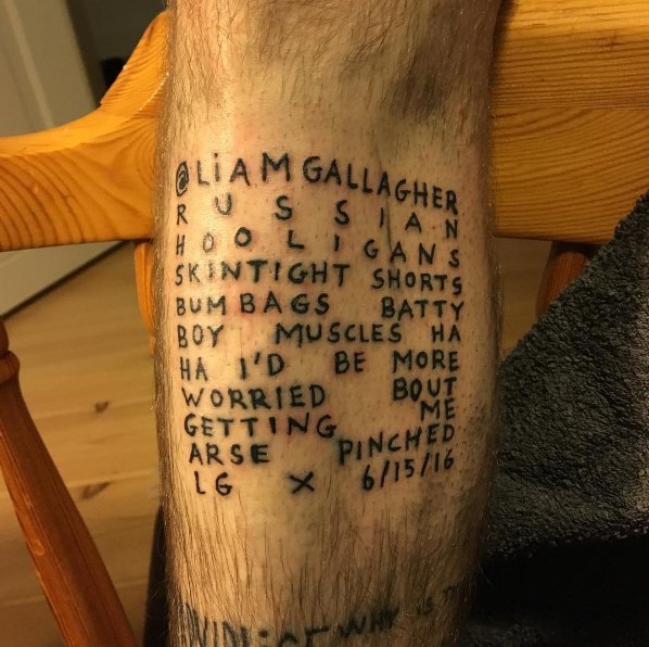 Illustration pour Un mec s&rsquo;est fait tatouer un tweet homophobe de Liam Gallagher sur la jambe