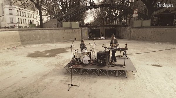 Illustration pour Findspire a filmé Public Service Broadcasting en live dans le canal Saint-Martin