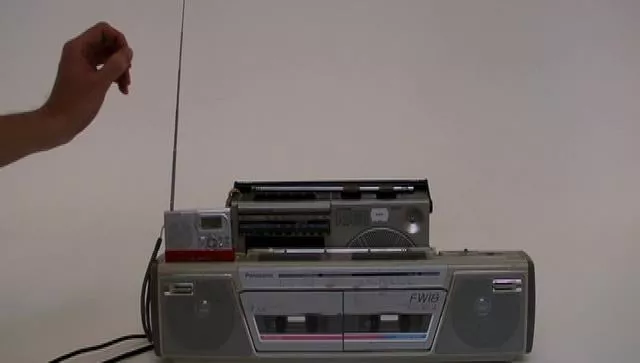 Illustration pour Transformer une vieille radio en theremine, c&rsquo;est possible