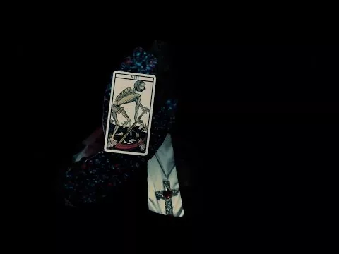 Illustration pour Clip: La Mverte vous invite à un tarot angoissant