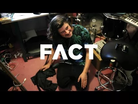 Illustration pour Vidéo&nbsp;: San Proper vous fait visiter son studio