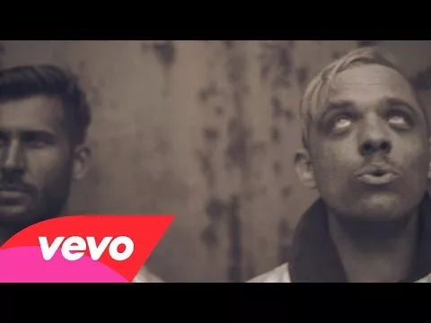 Illustration pour Everything Everything prend un grand coup de soleil dans le clip de « Spring/Sun/Winter/Dread »