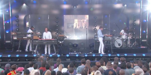 Illustration pour A voir&nbsp;: Air reprend en live « Kelly Watch The Stars » et « La Femme d&rsquo;Argent » chez Jimmy Kimmel