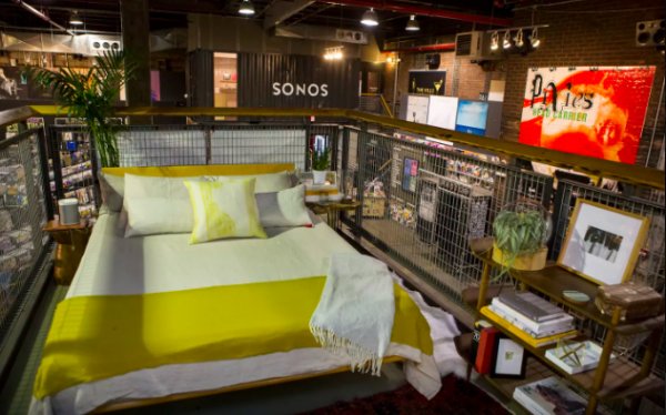 Illustration pour Idée vacances&nbsp;: partir à Brooklyn pour dormir au milieu des vinyles Rough Trade