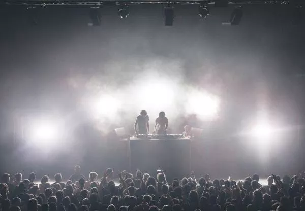 Illustration pour En direct du DJ set surprise de Justice à l&rsquo;Élysée Montmartre