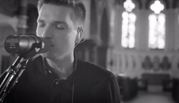 Illustration pour Exclu&nbsp;: trois live sessions superbes de Fyfe dans une église