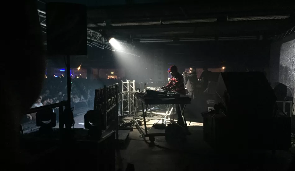 Illustration pour En direct de The Peacock Society