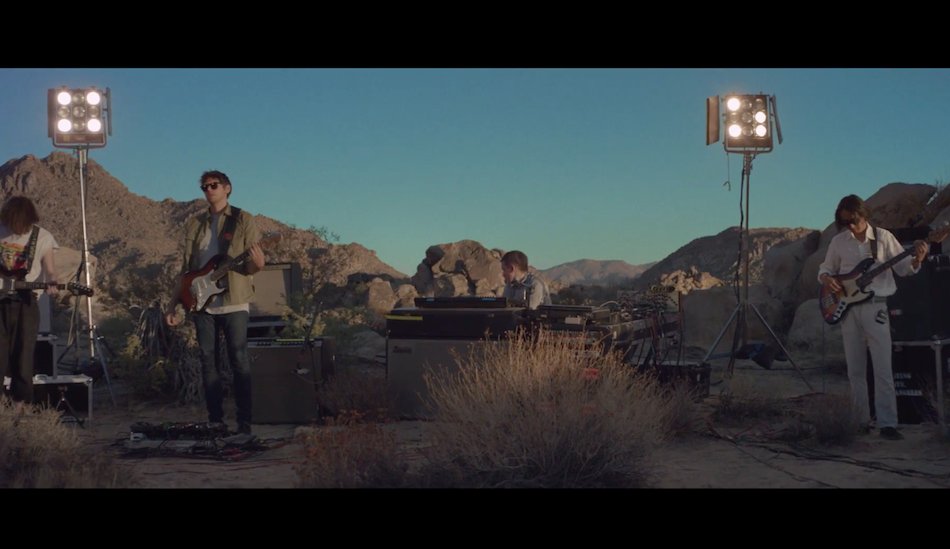 Illustration pour À voir&nbsp;: Floating Points et sa bande jouent un nouveau morceau dans le désert de Mojave