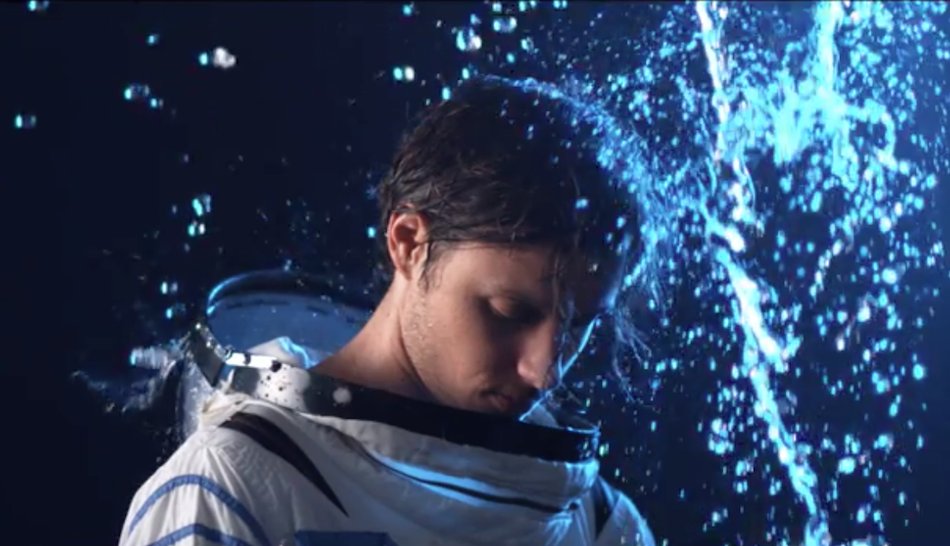 Illustration pour Møme habille son morceau « Why Is It » d&rsquo;un clip