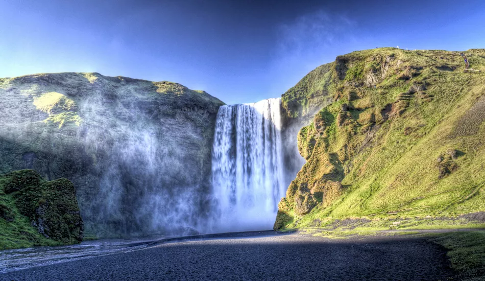 Illustration pour The xx installe son Night + Day Festival en Islande avec une belle cascade et un line-up parfait