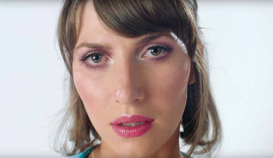 Illustration pour Le clip fou d&rsquo;Aldous Harding pour « Blend »