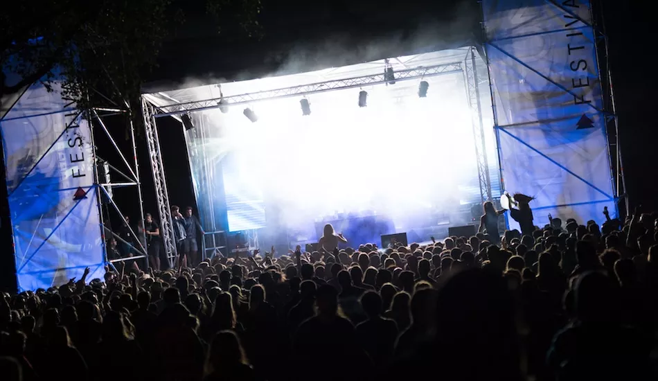 Illustration pour Adieu la bienséance et boum boum dans les oreilles au Tilliacum Festival