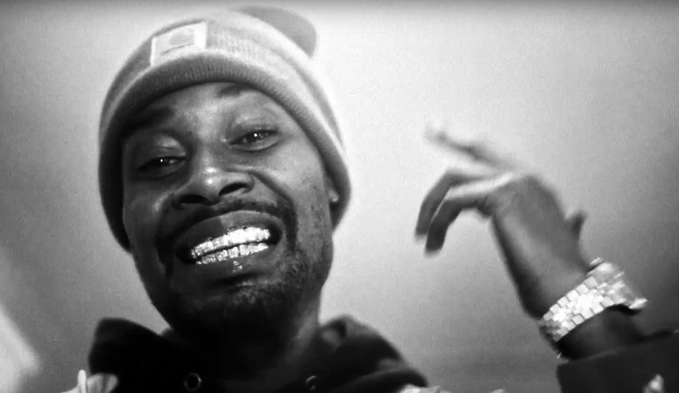 Illustration pour Danny Brown cuisine de l&rsquo;argent et un tas d&rsquo;autres trucs dans son dernier clip