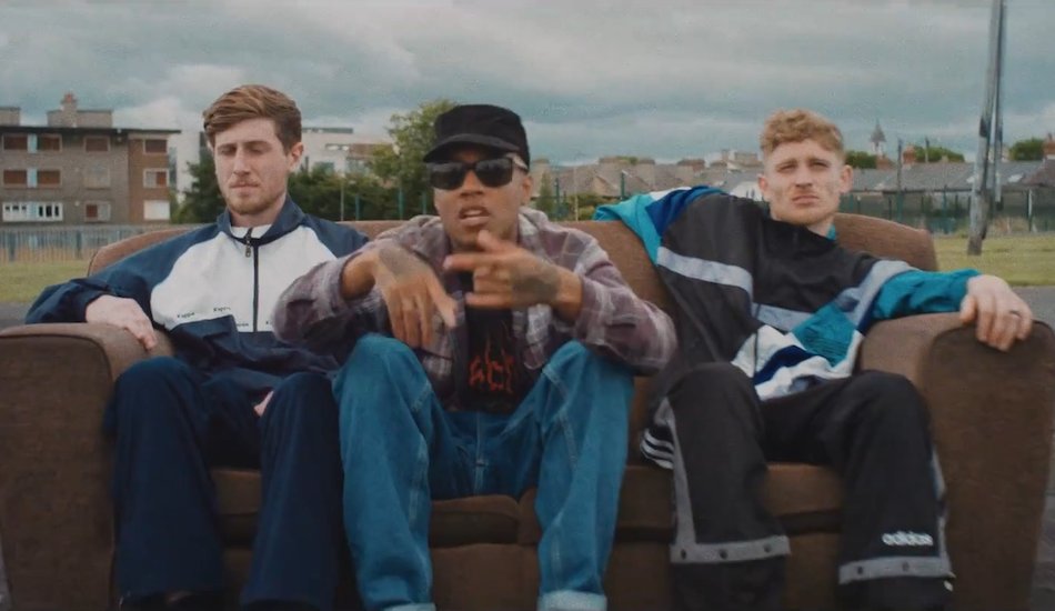 Illustration pour Rejjie Snow ramène son barbecue et un cheval sur un terrain vague dans son nouveau clip