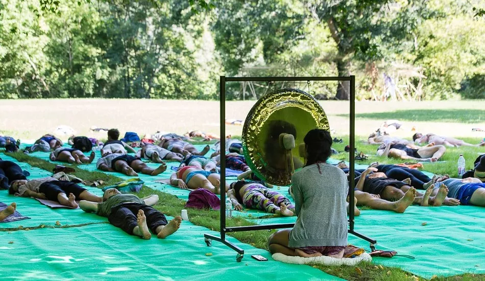 Illustration pour Yoga, ambient et bains de gong&nbsp;: hors du monde dans l’Experiment Intrinsic