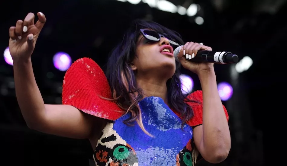 Illustration pour M.I.A. s&rsquo;essaye au dancehall avec « Load &lsquo;Em »