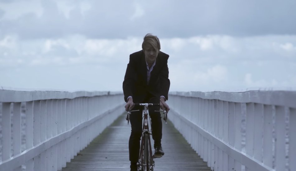 Illustration pour A voir&nbsp;: Peter Von Poehl dévoile un nouveau clip tout en poésie avec « The Go Between »