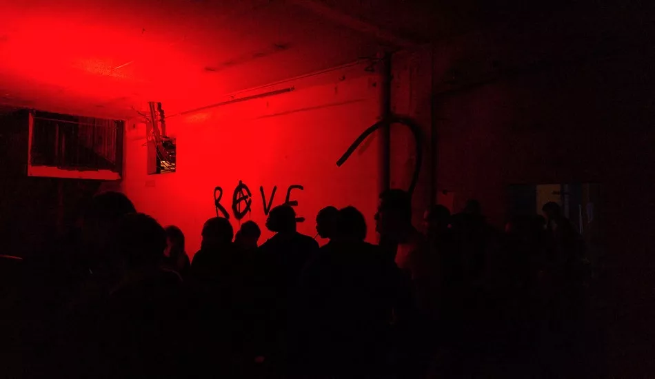 Illustration pour Techno de hangar et trance psyché pour l’anniversaire de La Quarantaine