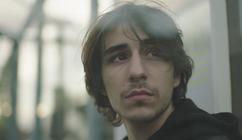 Illustration pour Charlotte Gainsbourg sort un nouveau clip pour « Ring-A-Ring O&rsquo; Roses »