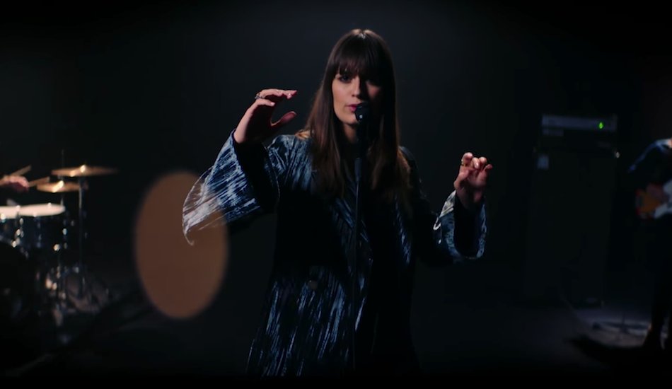 Illustration pour Clara Luciani a repris en français « The Bay » de Metronomy