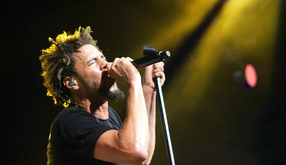 Illustration pour Tsugi Daily&nbsp;: J Cole bat le record de Taylor Swift sur Spotify, des manifestations contre le tourisme à Ibiza…