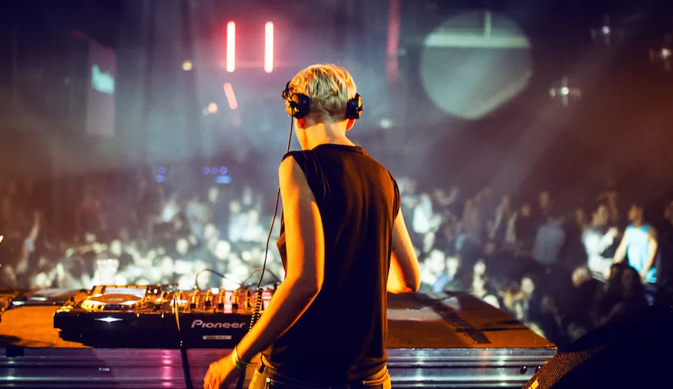 Illustration pour Wet For Me libère la femme depuis 10 ans