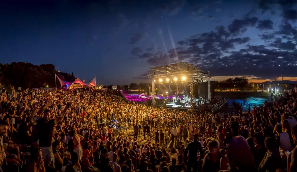 Illustration pour Festival Nuits Carrées&nbsp;: 3 soirs de metal et de gros hip-hop dans un amphithéâtre avec vue sur la mer