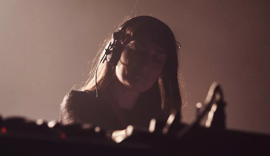 Illustration pour Quand Paula Temple remixe « This Country » de Fever Ray