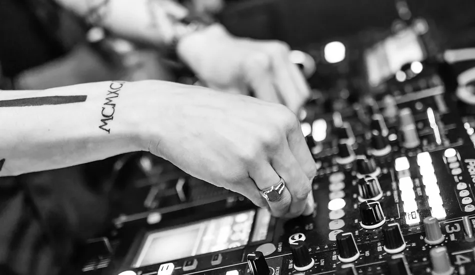 Illustration pour Des artistes de renom vous donnent des cours de DJing et de MAO en ligne