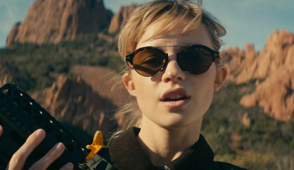 Illustration pour Guns, réseaux et paraître dans « La Thune », le nouveau clip d&rsquo;Angèle