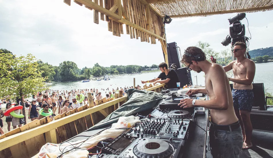 Illustration pour Amelie Lens, Folamour et baby-foot humain à l&rsquo;Evasion Festival