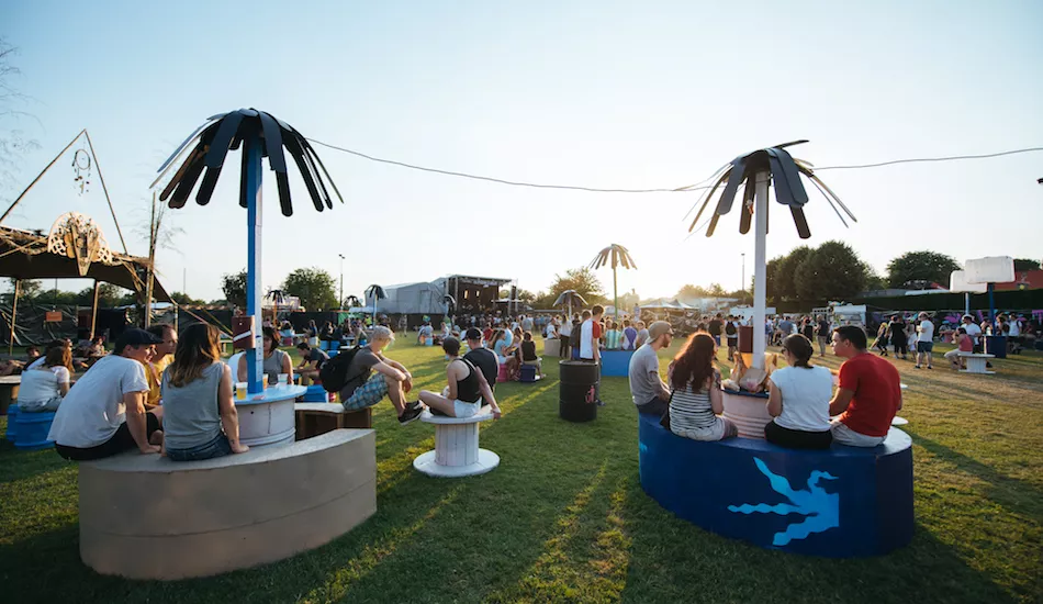 Illustration pour Au Foin De La Rue&nbsp;: bienvenue dans la jungle mayennaise