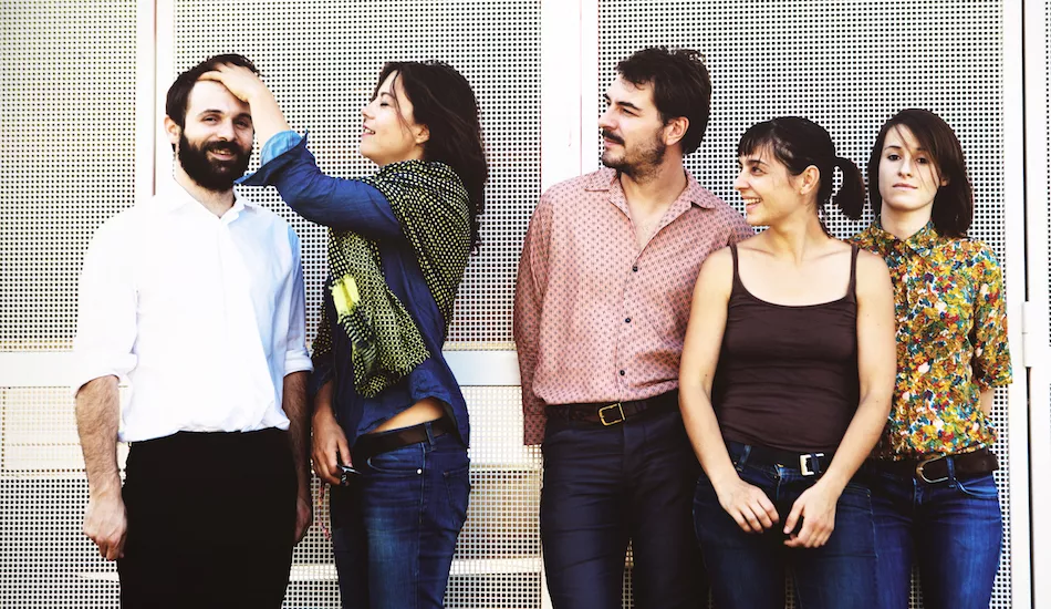 Illustration pour En écoute&nbsp;: Aquaserge reprend Léo Ferré dans un clip en bord de mer