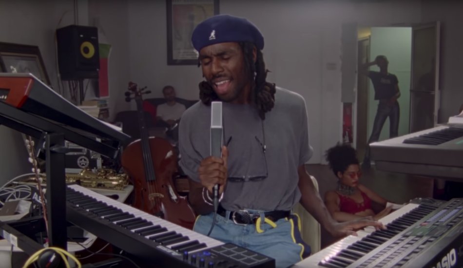 Illustration pour A voir : Blood Orange en live à la maison dans le clip de « Saint »