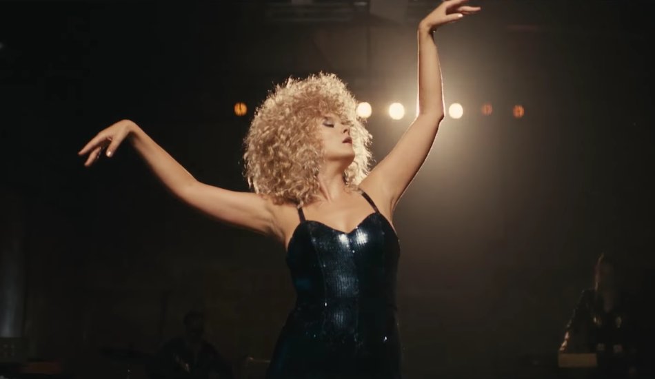 Illustration pour A voir&nbsp;: Corine invente le karaté-disco dans le clip de « Maquillage »