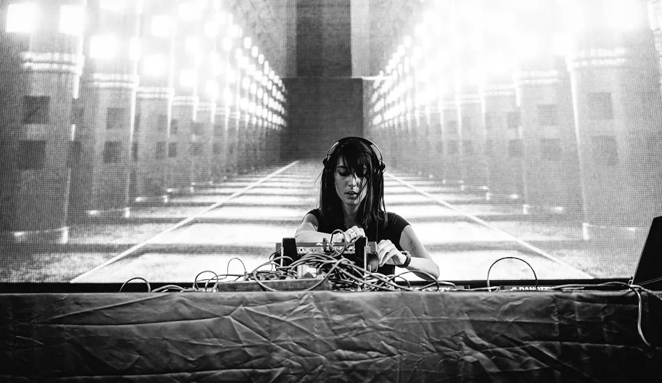 Illustration pour Amelie Lens a sorti un nouveau titre, évidemment techno