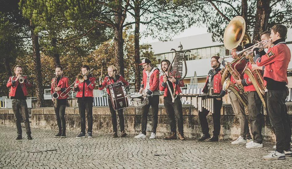 Illustration pour Meute offre une reprise en fanfare de « Gula » par Deadmau5