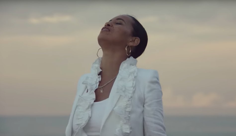 Illustration pour A voir&nbsp;: « Natural Deep Skin », le nouveau clip critique de Neneh Cherry