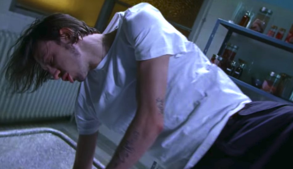 Illustration pour A voir&nbsp;: « Normal », le nouveau clip ensanglanté de Roméo Elvis