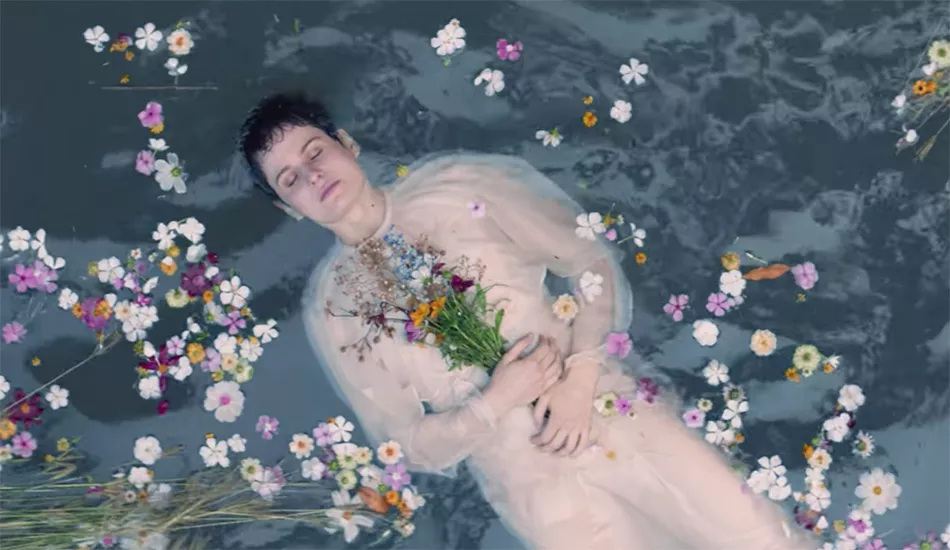 Illustration pour À voir&nbsp;: « Comme si », le nouveau clip forestier de Christine and the Queens