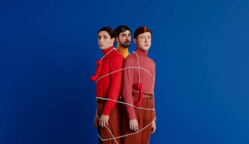 Illustration pour Two Door Cinema Club dévoile un nouveau single et envoie son album dans l&rsquo;espace