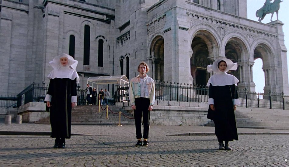 Illustration pour « Un bisou dans le cou »&nbsp;: Petit Prince compose une fresque singulière de Montmartre dans son nouveau clip