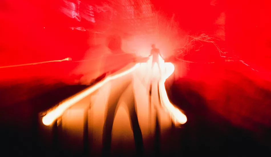 Illustration pour CLOSE COMBINED&nbsp;: au coeur des lives de Richie Hawtin