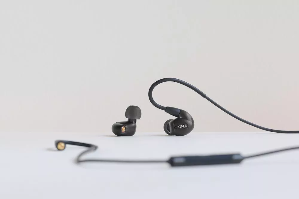 Illustration pour RHA T20 Wireless universal remote 2