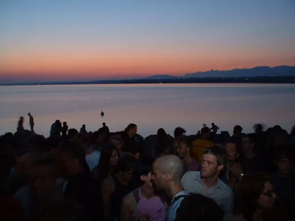 Illustration pour « Le feu au lac »&nbsp;: état d&rsquo;une scène électro suisse en danger