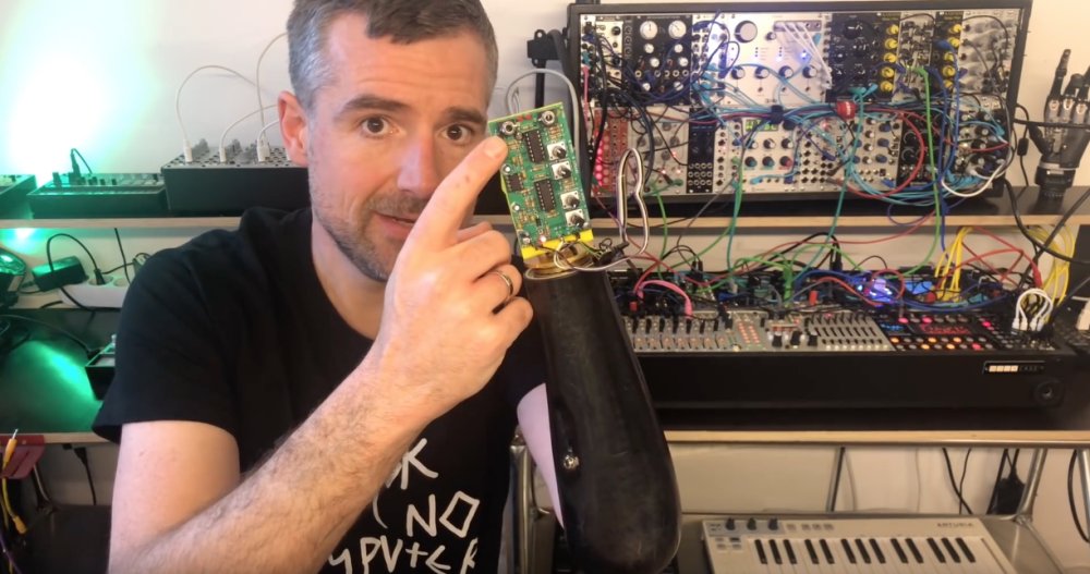 Illustration pour Il y a un mec qui a un synthé à la place du bras