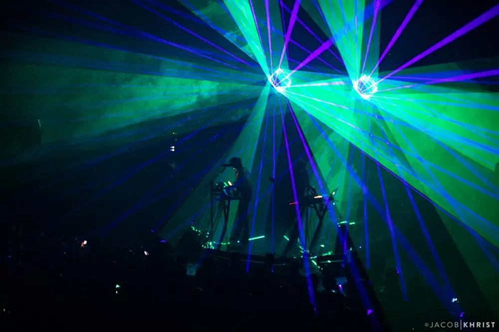 Illustration pour Scratch Massive_LIVE_4_(c) Jakob Khrist