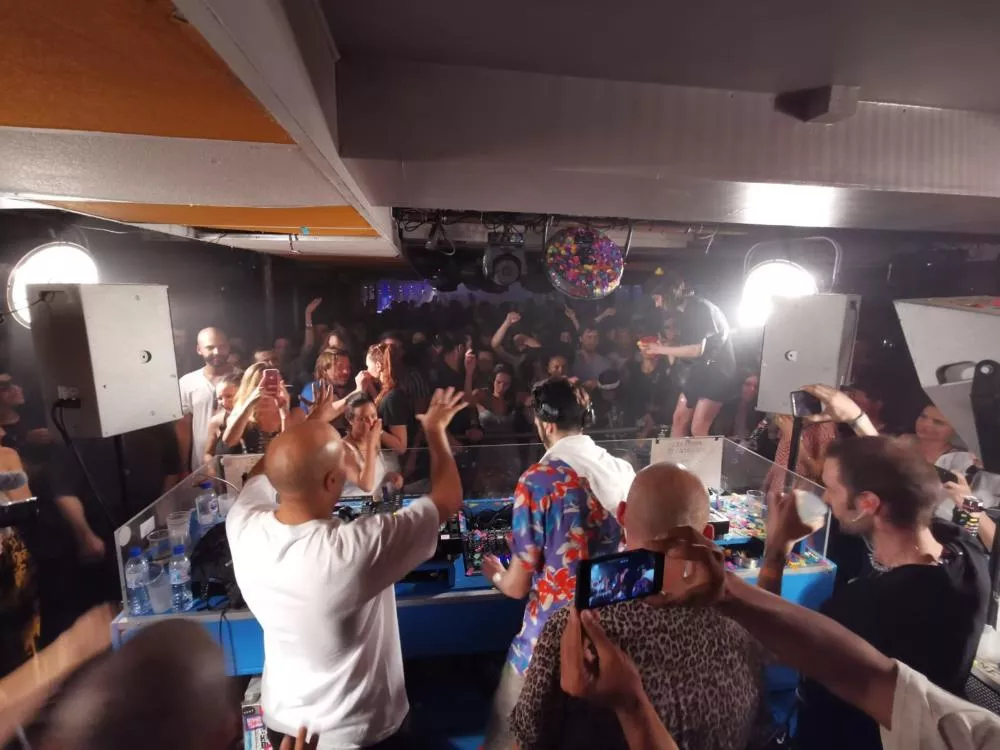 Illustration pour closing concrete