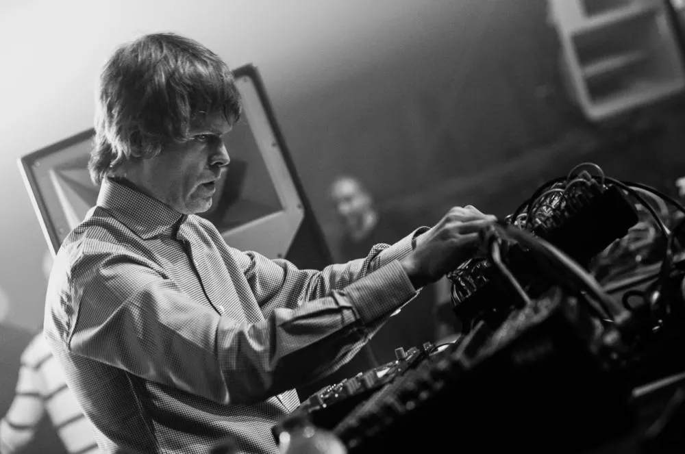 Illustration pour Des poids lourds de la techno réunis sur une compile française solidaire