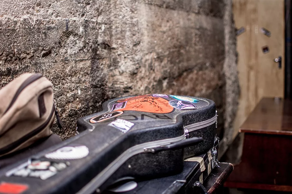 Illustration pour Bretagne&nbsp;: transporter un instrument de musique est-il vraiment interdit ?